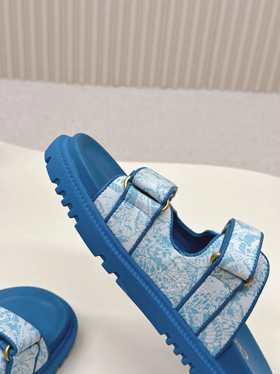 👟👟Ex-factory price 460👟👟 This black sheepskin DiorAct sandal is fashionable. Paired with an insole that fits the shape of your foot, it's made of exceptionally lightweight and comfortable leather. The upper straps feature a Velcro closure and feature a gold-finish metal "DIOR" logo. Can be matched with various styles to show modern style. Gold-finish metal "DIOR" logo Two adjustable Velcro straps Leather insole that fits the shape of your foot Soft and lightweight texture EVA sole decorated with Christian Dior's lucky star symbol Made in Italy Size 35--42 (Customized sizes 41 and 42 are non-refundable)